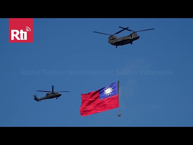 Jelang Harnas Double Ten: Helikopter CH-47 Bawa Bendera Nasional Raksasa di Tengah Langit Taipei