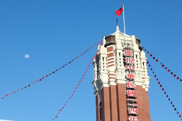 迎接114年雙十國慶,總統府前國慶大會將登場,今 年國慶主題延續113年的「中華民國生日快樂」,10 日一早總統府升起國旗。(圖:中央社)