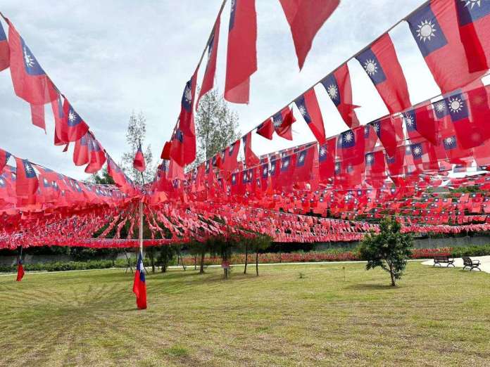 ทุ่งดอกไม้ธงชาติและขบวนมาสคอตแมวดำในนครเถาหยวน กลายเป็นจุดเช็ค-อิน ยอดนิยม คู่บ่าวสาวถ่ายรูปพรีเวดดิ้ง ทุ่งดอกไม้ธงชาติและขบวนมาสคอตแมวดำในนครเถาหยวน กลายเป็นจุดเช็ค-อิน ยอดนิยม คู่บ่าวสาวถ่ายรูปพรีเวดดิ้ง