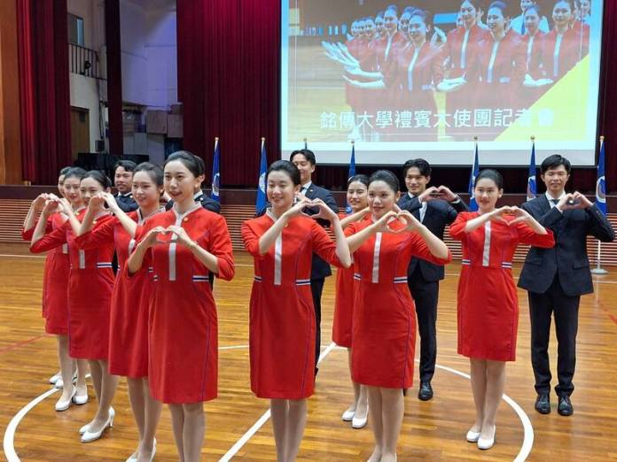 41 ปีที่มหาวิทยาลัยหมิงฉวนได้รับหน้าที่เป็นทูตพิธีการในงานวันชาติ เพิ่มการฝึกซ้อมเมื่อต้องยืนเป็นเวลานาน 41 ปีที่มหาวิทยาลัยหมิงฉวนได้รับหน้าที่เป็นทูตพิธีการในงานวันชาติ เพิ่มการฝึกซ้อมเมื่อต้องยืนเป็นเวลานาน