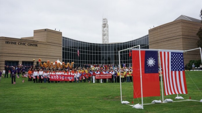 Tionghoa Perantauan asal Taiwan di Orange County, California, merayakan Hari Nasional dengan menata bendera besar Taiwan dan Amerika di halaman Balai Kota Irvine. Foto: CNA