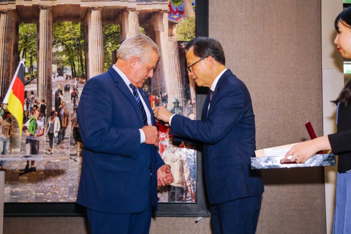 Taiwans neuer Repräsentant in Deutschland, Dr. Klement Ruey-sheng Gu, überreichte Klaus-Peter Willsch die Freundschaftsmedaille für Diplomatie (Foto: Vertretung Taiwans in Deutschland)